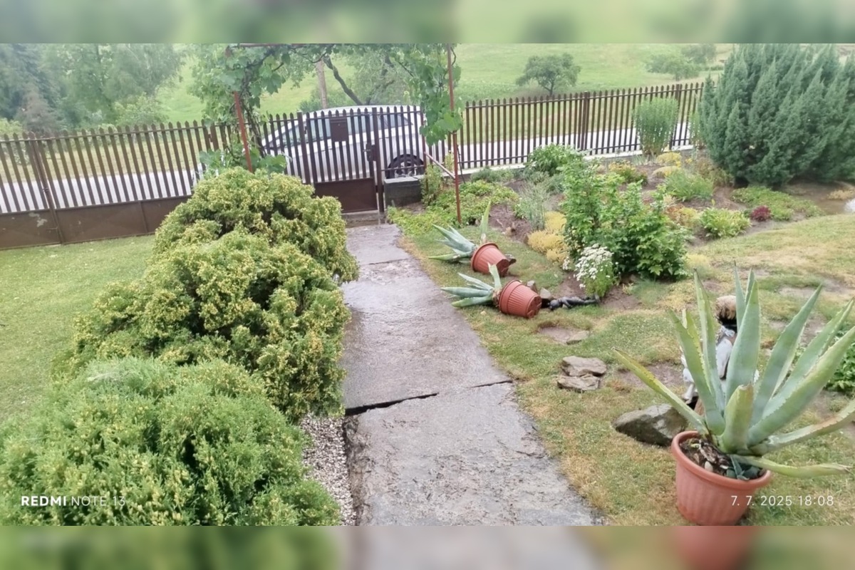 FOTO: Supercela udrela aj v Prešove. Obyvatelia hlásia popadané strechy, foto 19