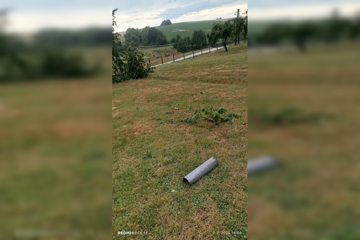 FOTO: Supercela udrela aj v Prešove. Obyvatelia hlásia popadané strechy, foto 20