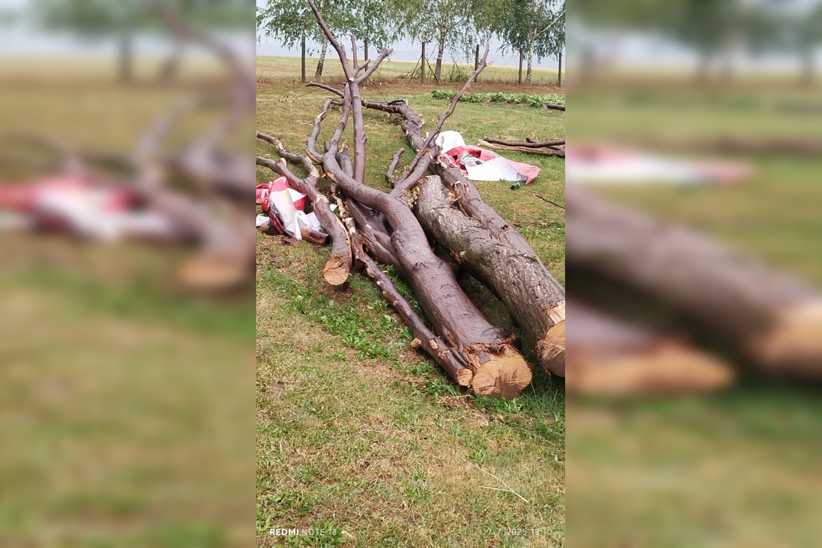 FOTO: Supercela udrela aj v Prešove. Obyvatelia hlásia popadané strechy, foto 21