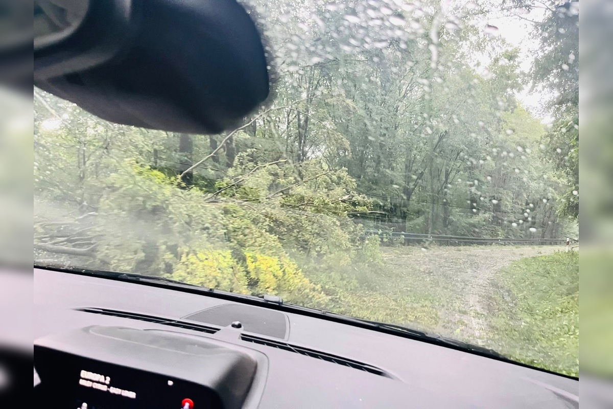 FOTO: Supercela udrela aj v Prešove. Obyvatelia hlásia popadané strechy, foto 27