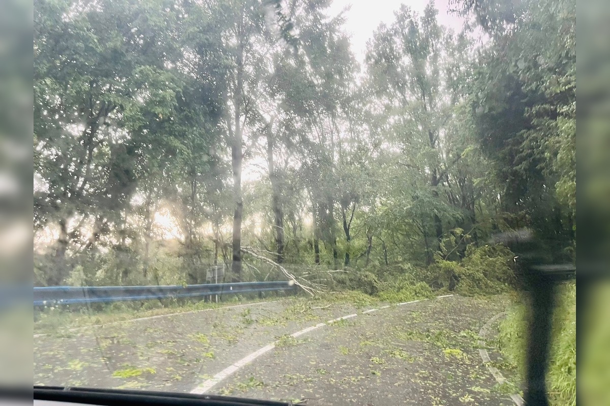 FOTO: Supercela udrela aj v Prešove. Obyvatelia hlásia popadané strechy, foto 28