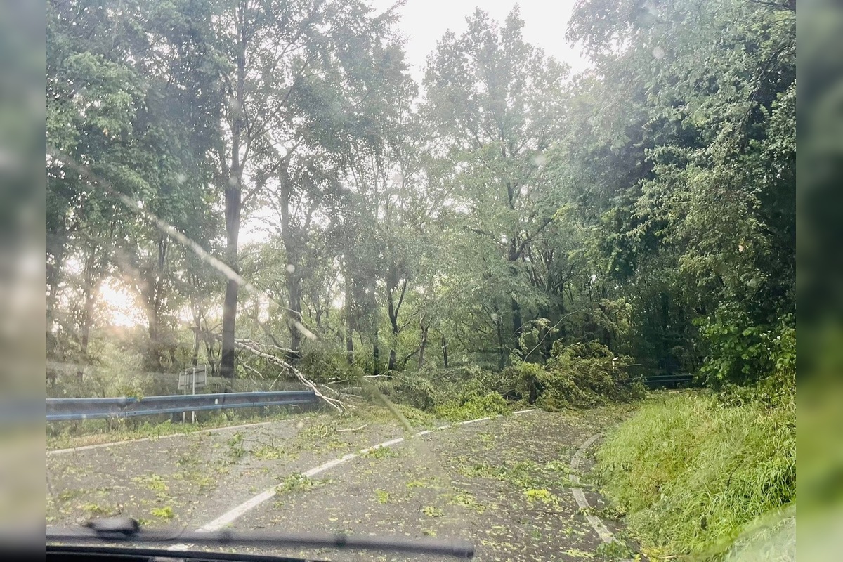 FOTO: Supercela udrela aj v Prešove. Obyvatelia hlásia popadané strechy, foto 29