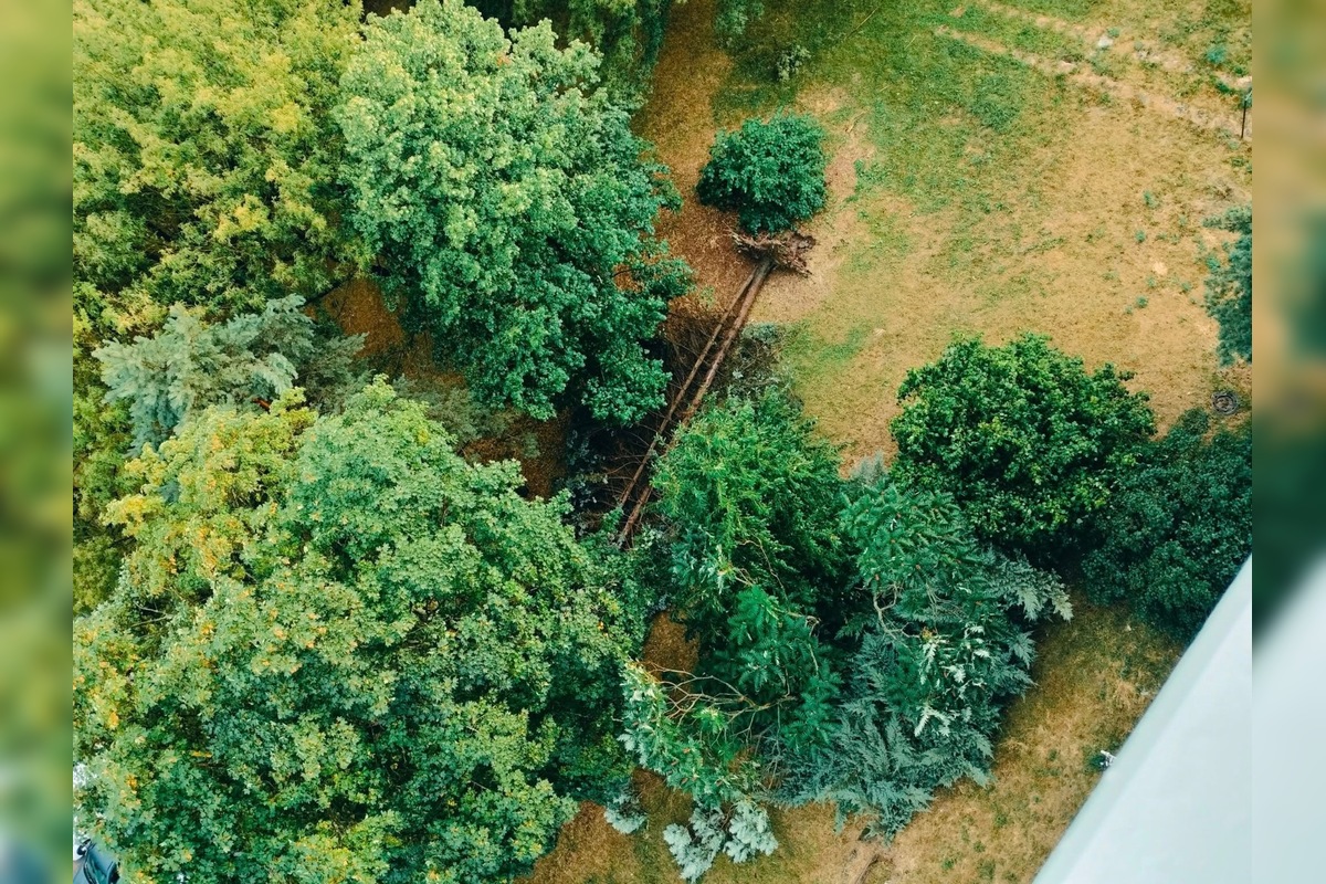FOTO: Supercela udrela aj v Prešove. Obyvatelia hlásia popadané strechy, foto 30