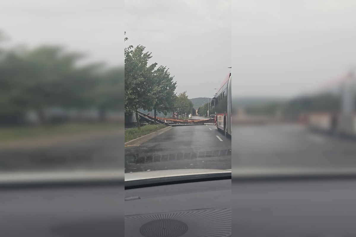 FOTO: Supercela udrela aj v Prešove. Obyvatelia hlásia popadané strechy, foto 31