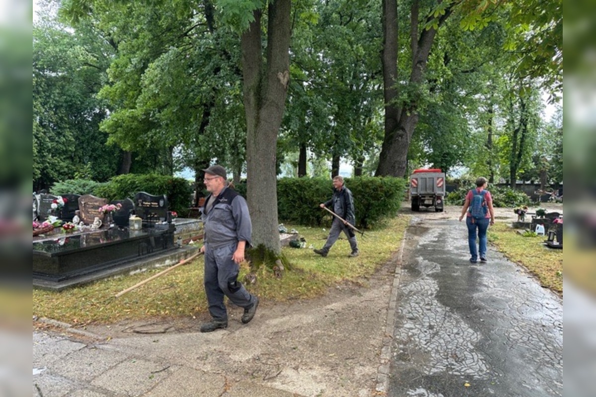 FOTO: Po pondelkovej spúšti ostávajú cintoríny v Prešove zatvorené, foto 5