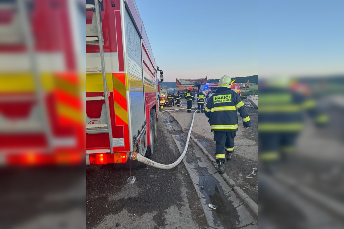 FOTO: Požiar v Spišskom Štiavnku pripravil o strechu nad hlavou najmenej sto ľudí, foto 1