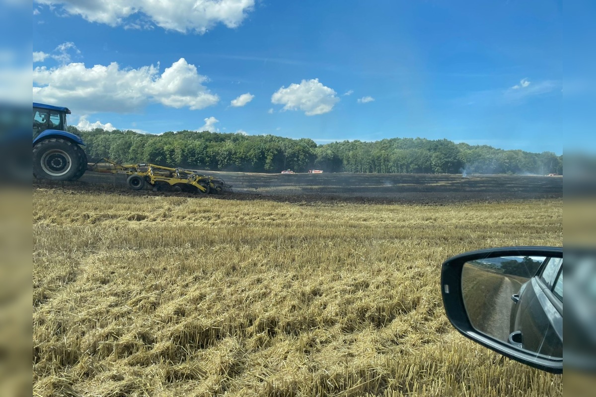 FOTO: V Prešovskom okrese vypukol požiar poľa, hasiči bojujú s plameňmi, foto 3