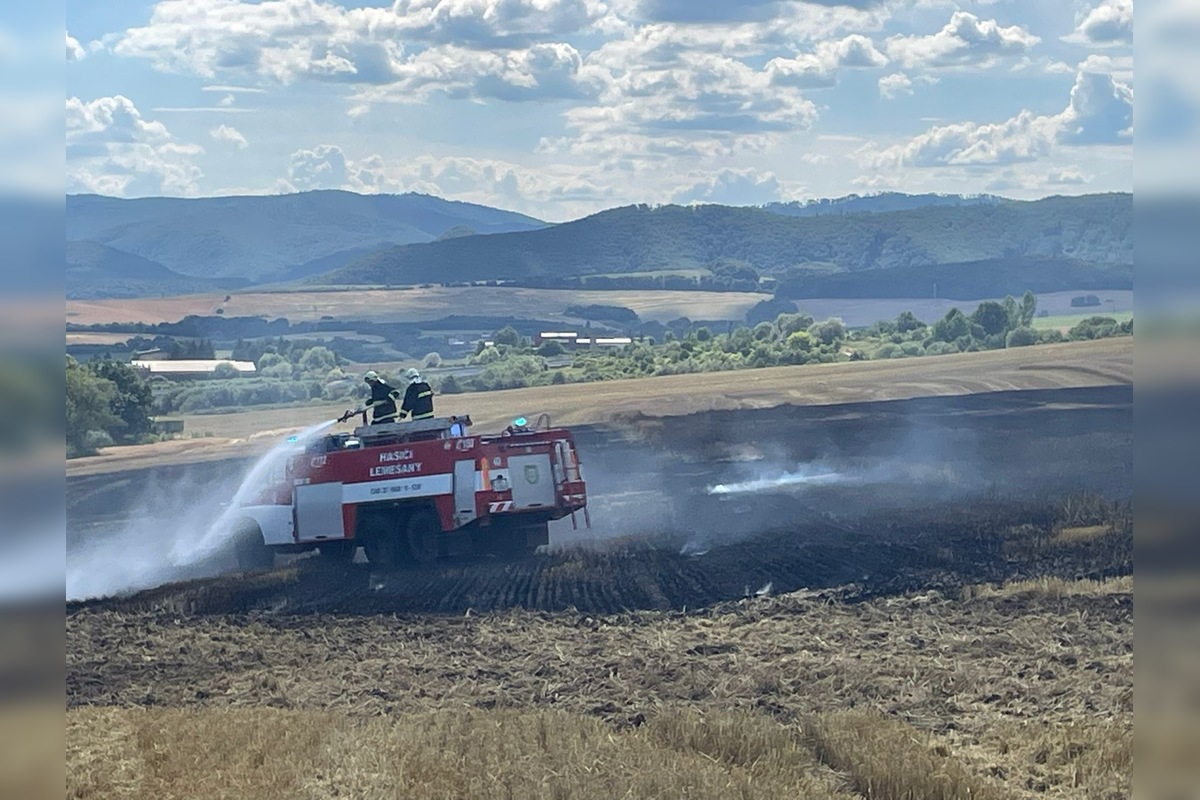FOTO: V Prešovskom okrese vypukol požiar poľa, hasiči bojujú s plameňmi, foto 8