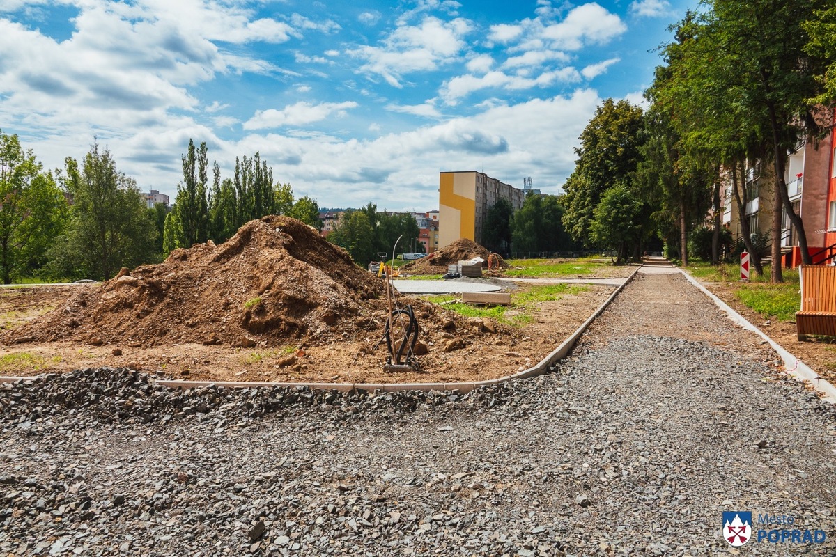 FOTO: Na novom popradskom parku sa už poctivo pracuje, foto 9