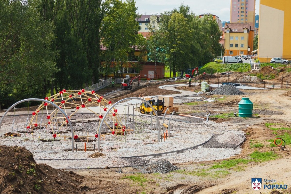 FOTO: Na novom popradskom parku sa už poctivo pracuje, foto 10