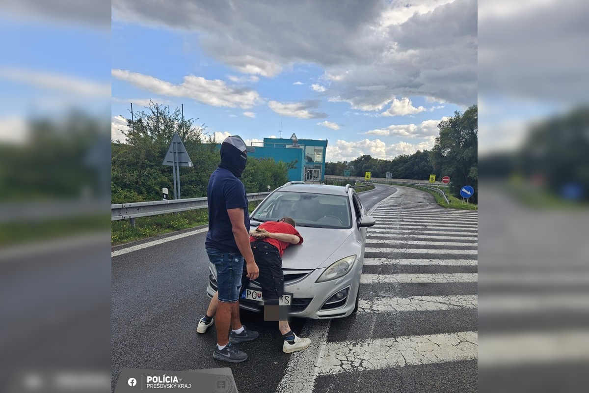 FOTO: Policajti zastavili na diaľnici podozrivého Sabinovčana, našli u neho drogy, foto 2