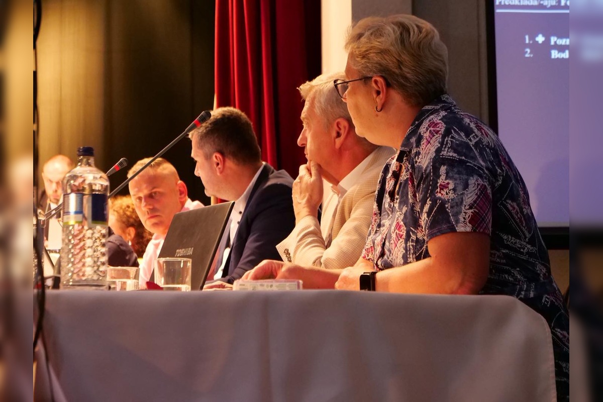 FOTO: Mestskí poslanci reagovali na spor, ktorý zasiahol celé sídlisko Juh, foto 5