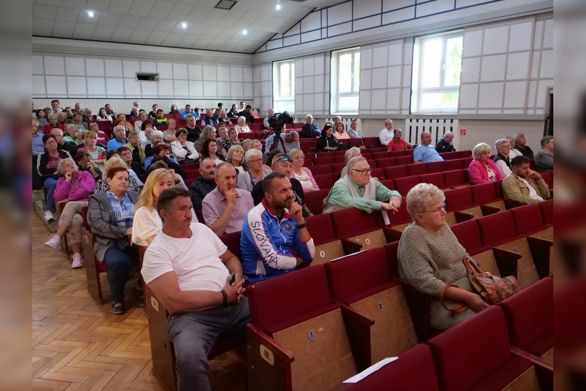 FOTO: Mestskí poslanci reagovali na spor, ktorý zasiahol celé sídlisko Juh, foto 7