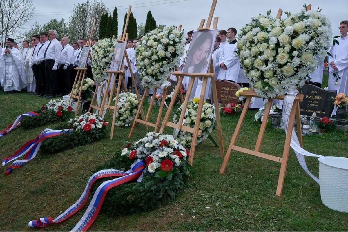 FOTO: Posledná rozlúčka s troma mladými dievčatami zo Spišského Podhradia, apríl 2024, foto 3
