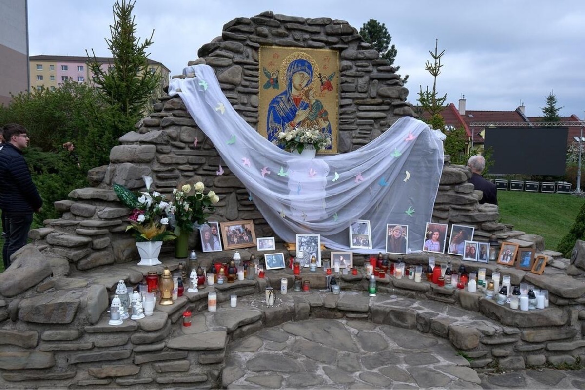FOTO: Posledná rozlúčka s troma mladými dievčatami zo Spišského Podhradia, apríl 2024, foto 4