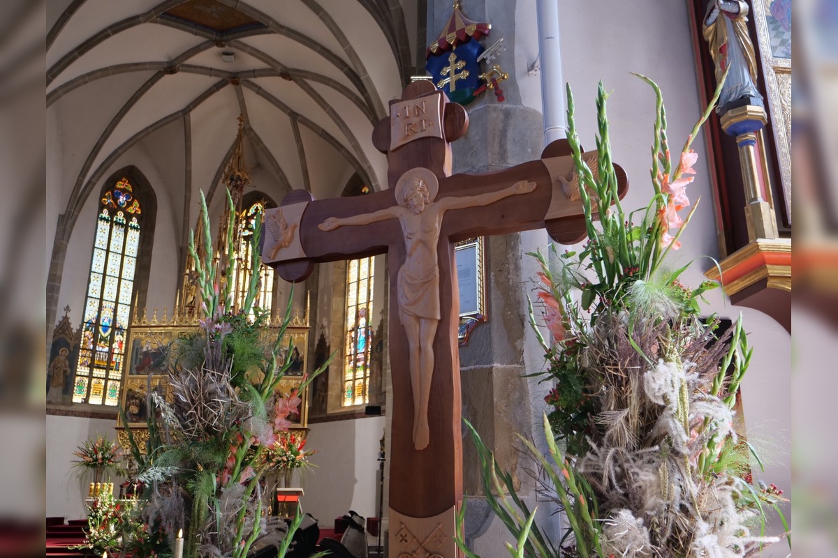 FOTO: Bazilika v Kežmarku sa zaplnila nádhernými kvetmi, foto 2