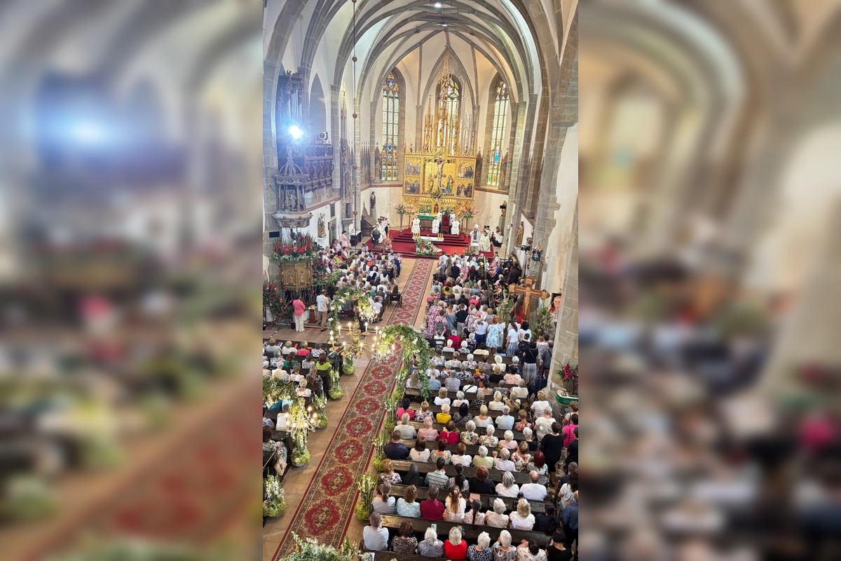 FOTO: Bazilika v Kežmarku sa zaplnila nádhernými kvetmi, foto 15