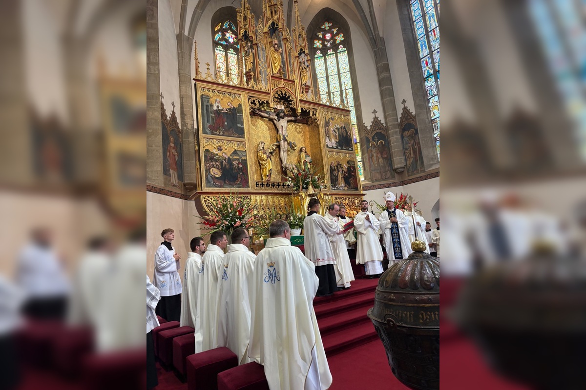 FOTO: Bazilika v Kežmarku sa zaplnila nádhernými kvetmi, foto 16