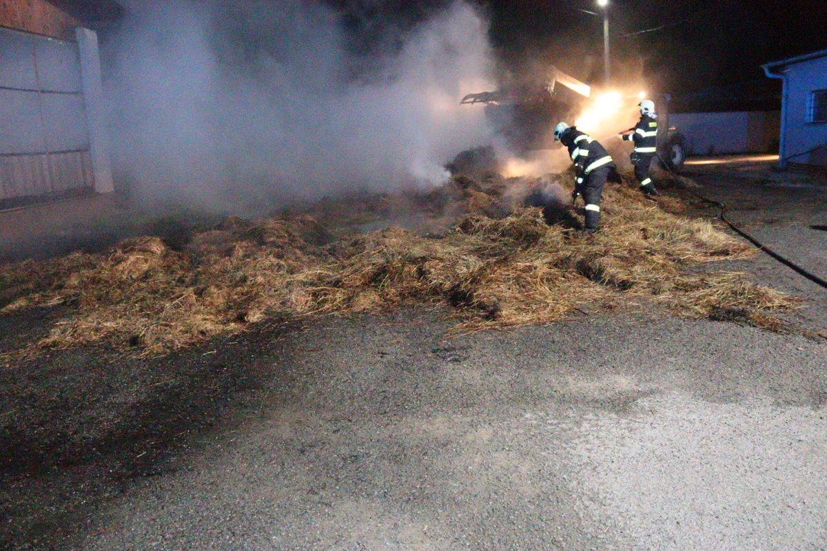 FOTO: FOTO: Páchateľ v okrese Stropkov úmyselne zapálil balíky sena na traktore, foto 1