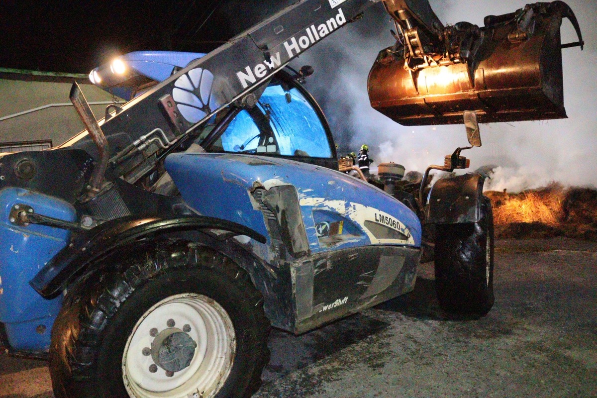 FOTO: FOTO: Páchateľ v okrese Stropkov úmyselne zapálil balíky sena na traktore, foto 2