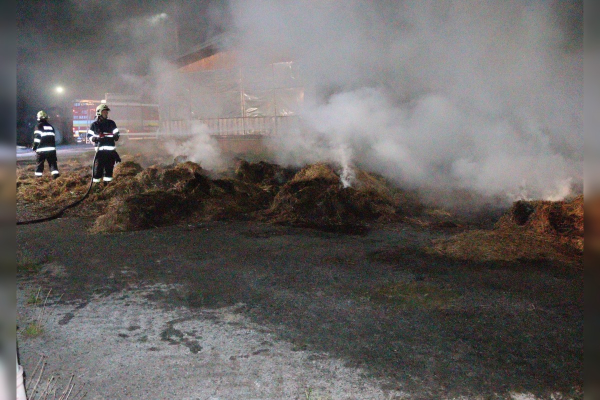 FOTO: FOTO: Páchateľ v okrese Stropkov úmyselne zapálil balíky sena na traktore, foto 3