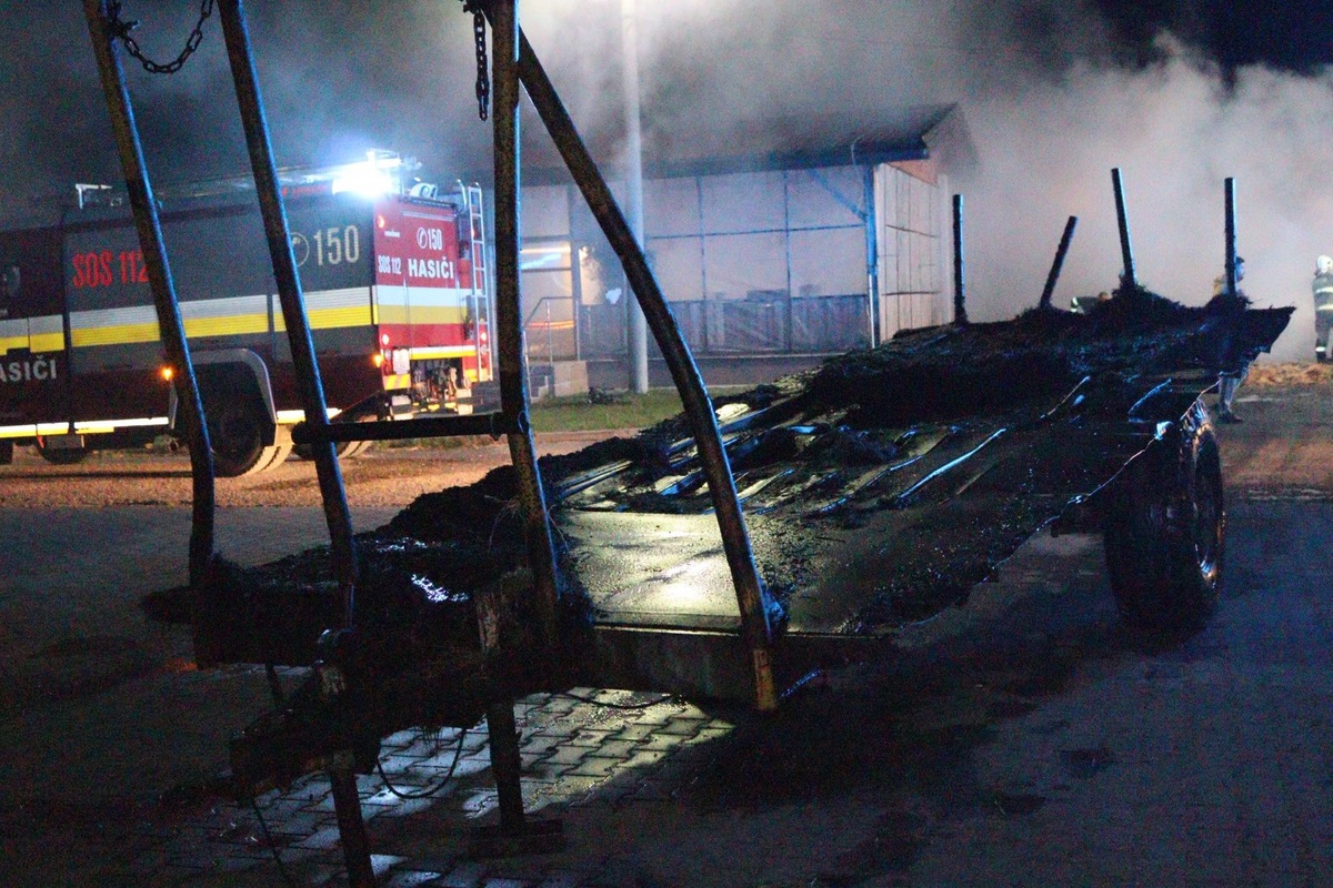 FOTO: FOTO: Páchateľ v okrese Stropkov úmyselne zapálil balíky sena na traktore, foto 5