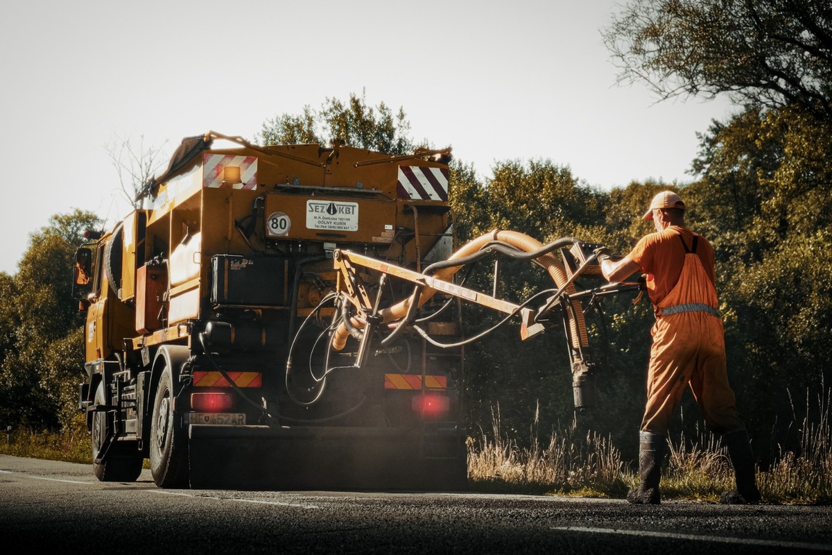 FOTO: Cesty v PSK opravujú „Turbo“ metódou, taký stroj ste ešte nevideli, foto 3