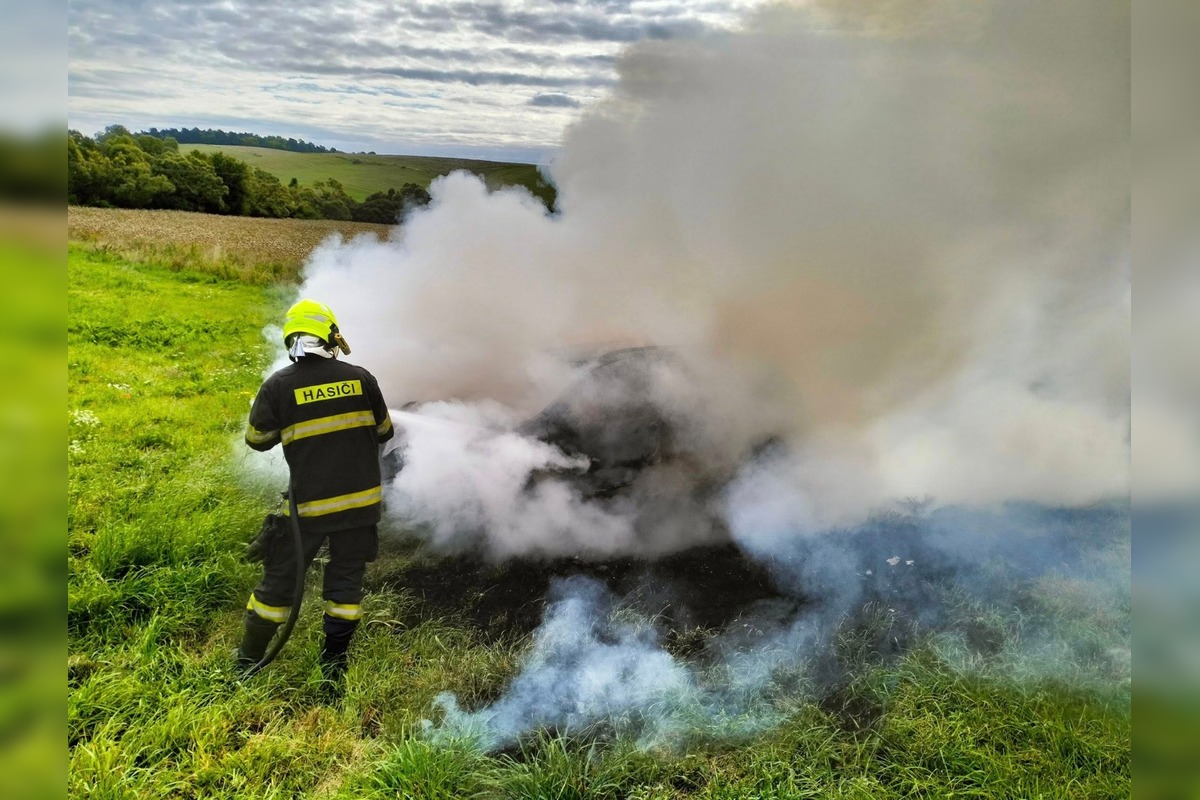 FOTO: Nehoda a požiar pri Lipanoch. Vodič skončil v nemocnici, foto 2