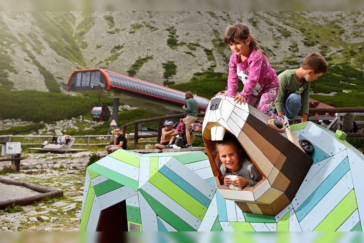 FOTO: Skalnaté pleso má novú atrakciu: drevená rodinka pod Lomnickým štítom, foto 1