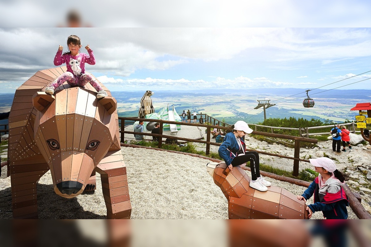 FOTO: Skalnaté pleso má novú atrakciu: drevená rodinka pod Lomnickým štítom, foto 2