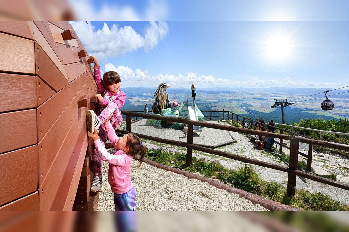 FOTO: Skalnaté pleso má novú atrakciu: drevená rodinka pod Lomnickým štítom, foto 4