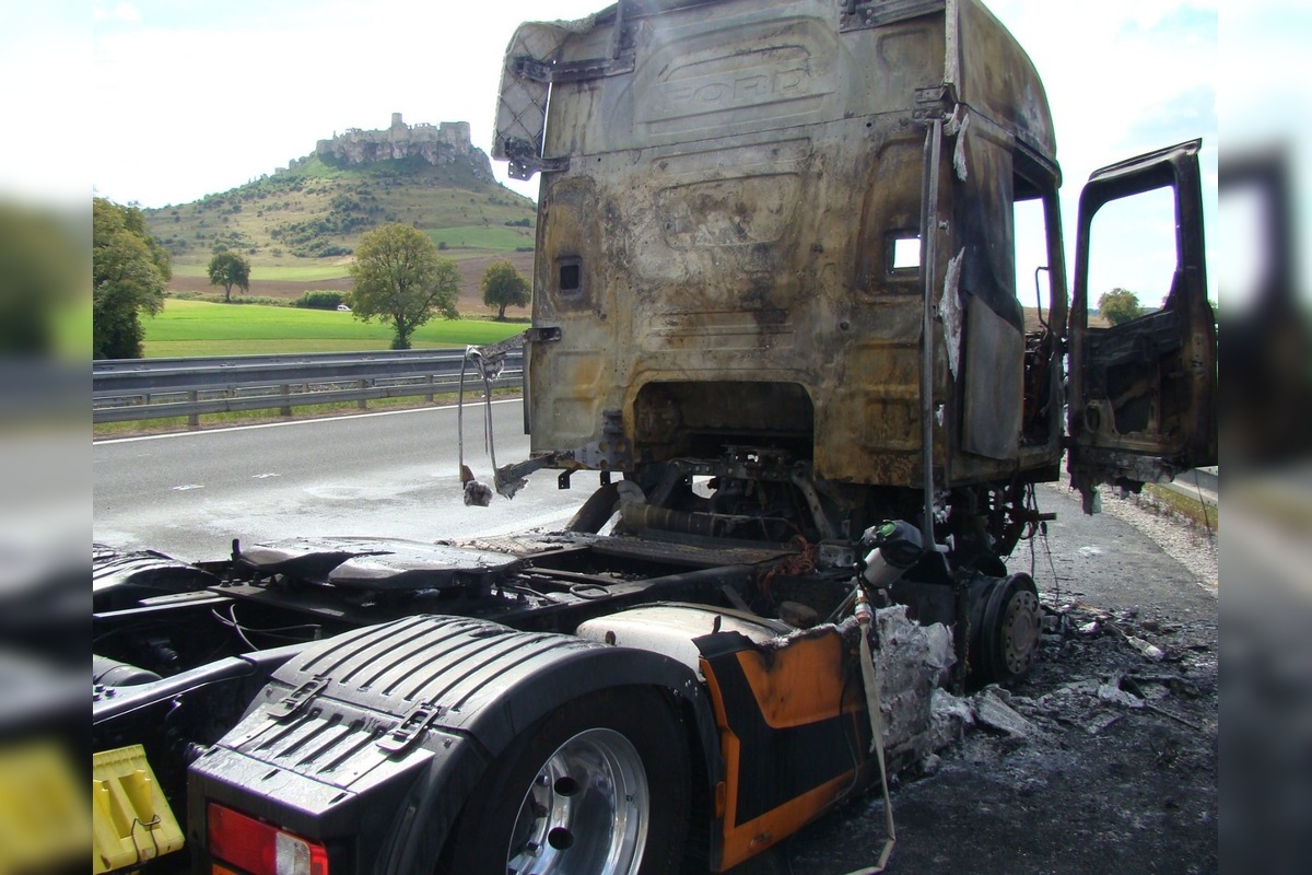 FOTO: Na diaľnici D1 v smere z Prešova horel ťahač, foto 1