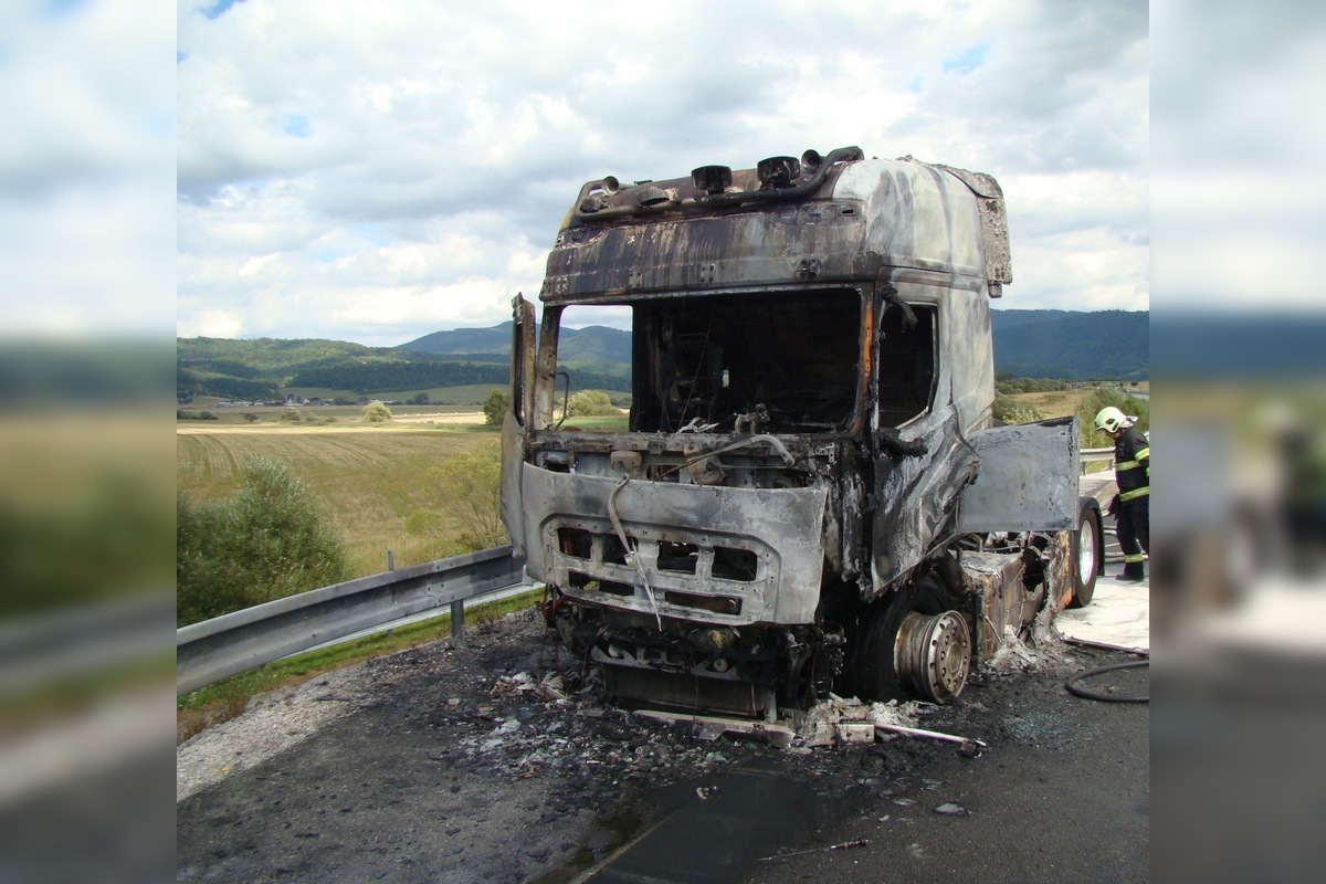 FOTO: Na diaľnici D1 v smere z Prešova horel ťahač, foto 2