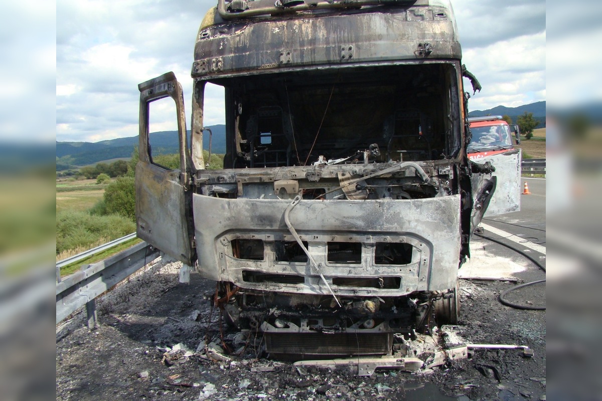 FOTO: Na diaľnici D1 v smere z Prešova horel ťahač, foto 3