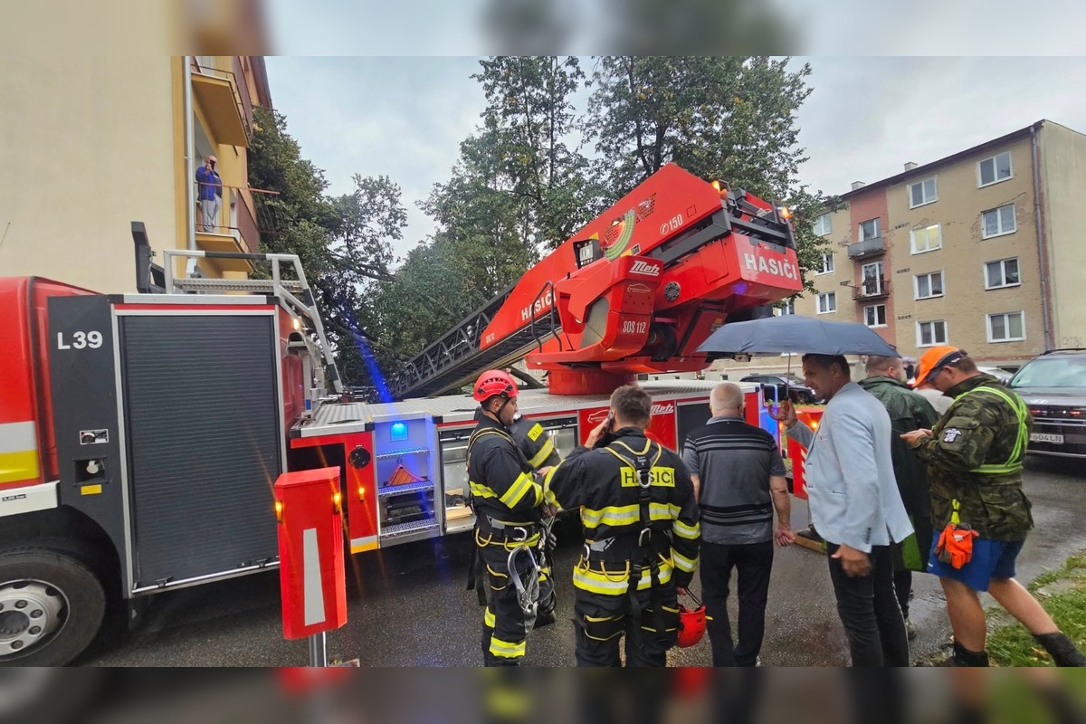 FOTO: V Bardejove vietor vyvrátil strom. Poškodil bytovku a chodník, foto 2