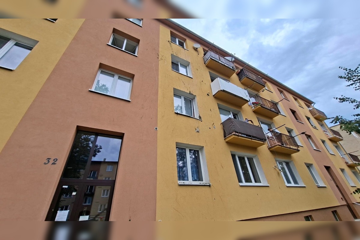 FOTO: V Bardejove vietor vyvrátil strom. Poškodil bytovku a chodník, foto 5