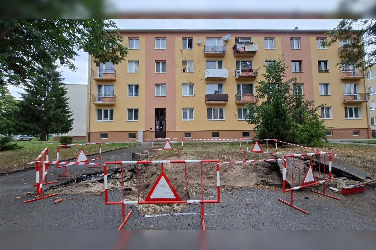 FOTO: V Bardejove vietor vyvrátil strom. Poškodil bytovku a chodník, foto 7