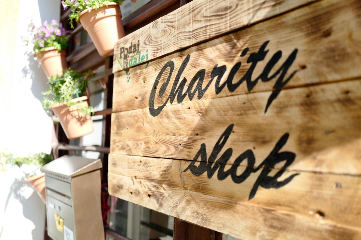 FOTO:  Na Floriánovej v Prešove sa po krátkej odmlke otvárajú dvere Charity shopu, foto 1