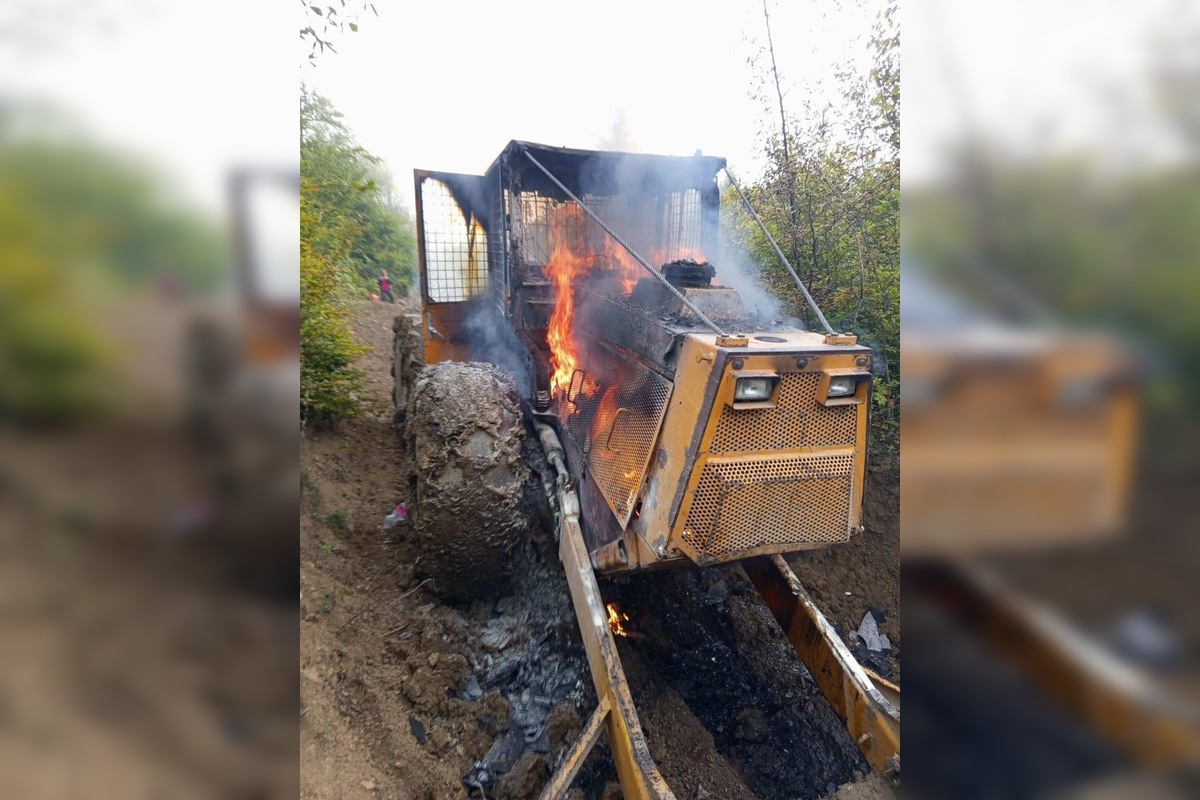 FOTO: V okrese Humenné zhorel do tla lesný traktor, foto 1