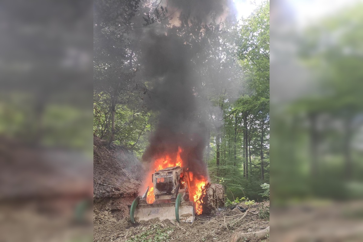 FOTO: V okrese Humenné zhorel do tla lesný traktor, foto 2