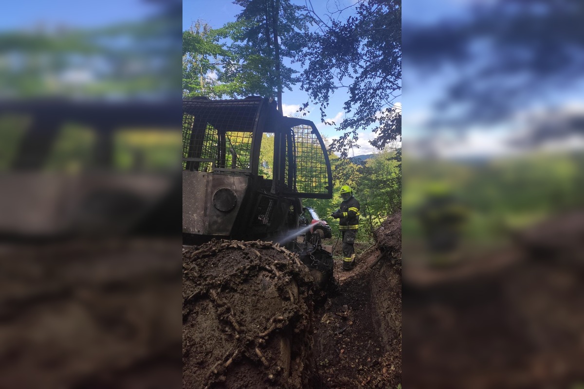 FOTO: V okrese Humenné zhorel do tla lesný traktor, foto 3