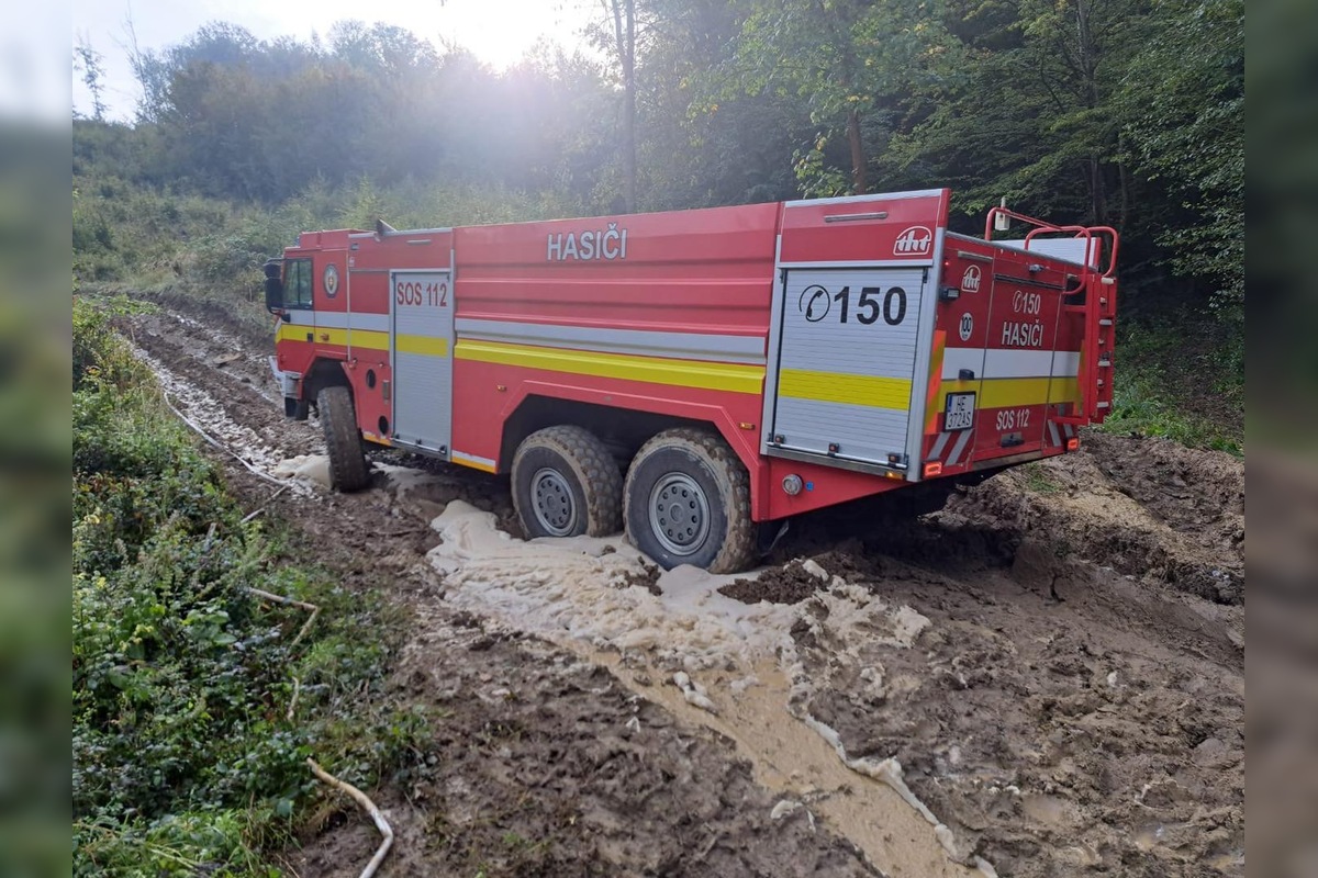 FOTO: V okrese Humenné zhorel do tla lesný traktor, foto 4