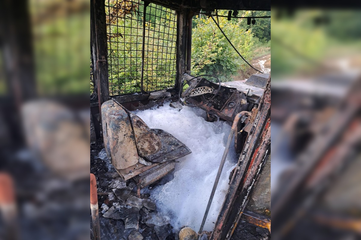 FOTO: V okrese Humenné zhorel do tla lesný traktor, foto 5