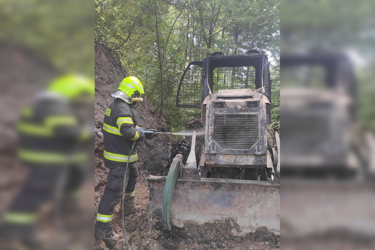 FOTO: V okrese Humenné zhorel do tla lesný traktor, foto 6
