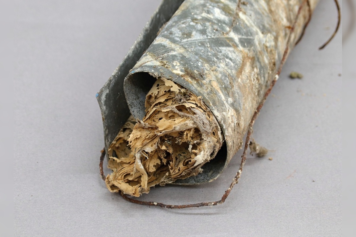 FOTO: Na gymnáziu v Levoči otvorili časovú schránku. Našli v nej takýto odkaz, foto 4