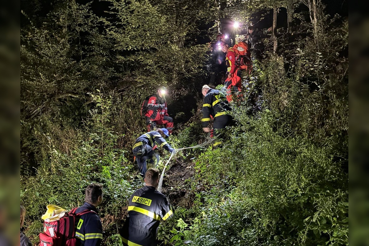 FOTO: Veľká pátracia akcia po stratenom hubárovi v Obišovciach, foto 9