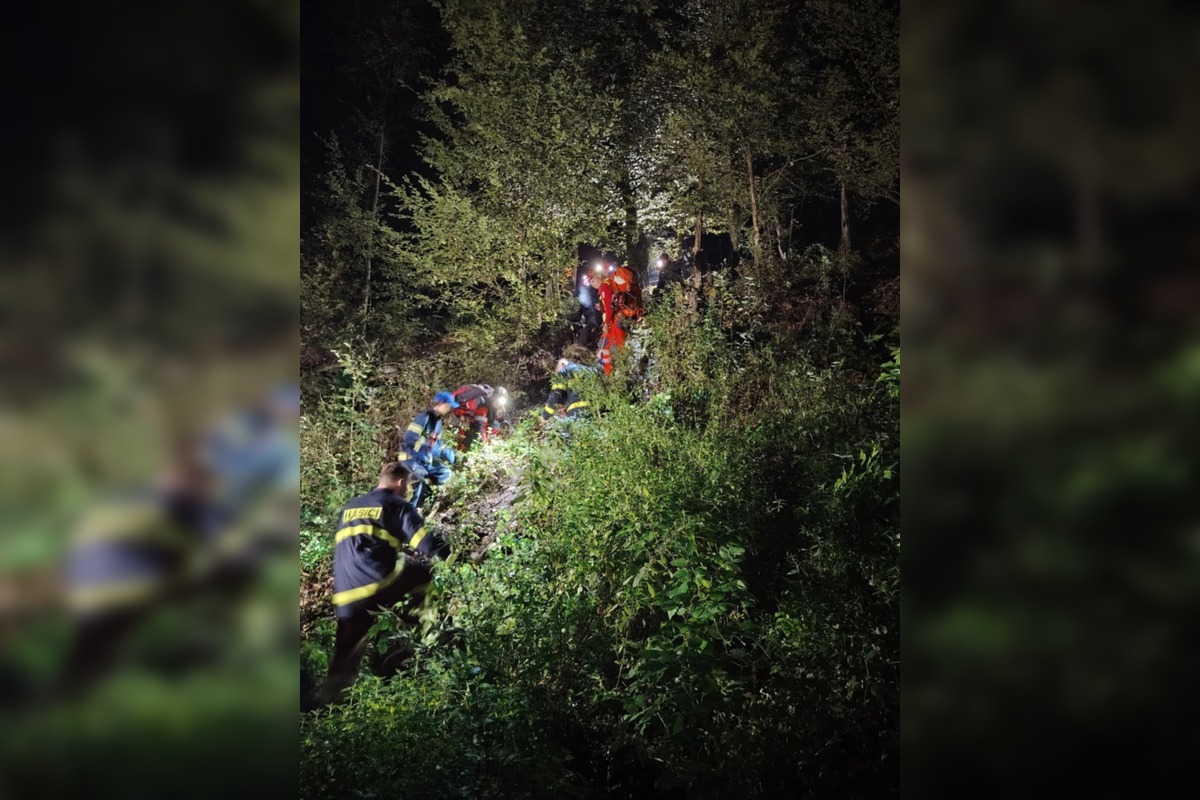 FOTO: Veľká pátracia akcia po stratenom hubárovi v Obišovciach, foto 13