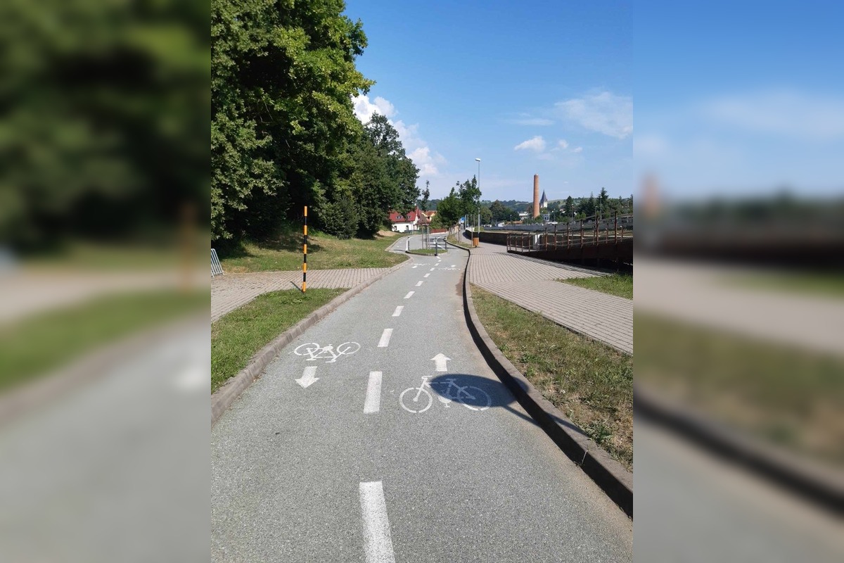 FOTO: Cyklotrasa v Bardejove pobavila. Pár metrov asfaltu a dve značky, foto 1