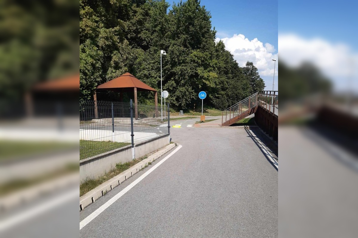 FOTO: Cyklotrasa v Bardejove pobavila. Pár metrov asfaltu a dve značky, foto 3