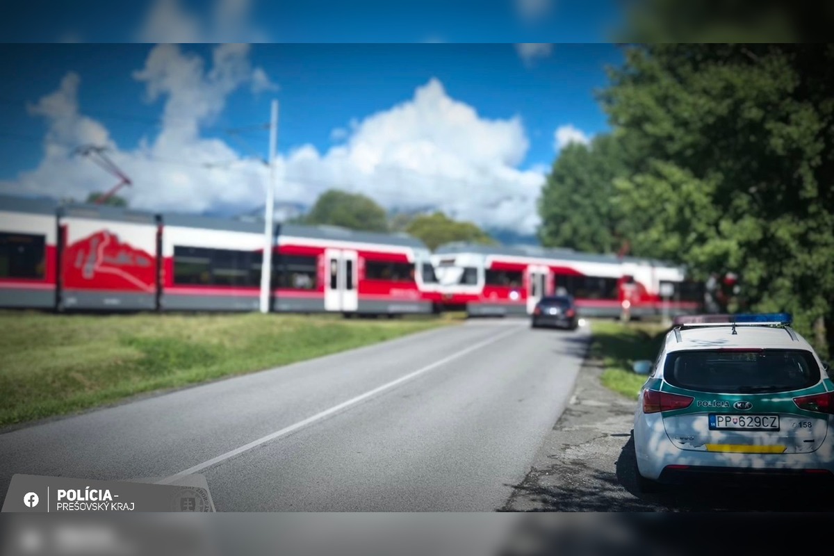 FOTO: Policajti preverili priecestia aj cestujúcich. Akcia odhalila desiatky priestupkov, foto 2